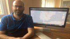 El docente Carlos Fern�ndez-Lozano con la p�gina web en la que se pueden visualizar los datos del Ministerio de Sanidad.