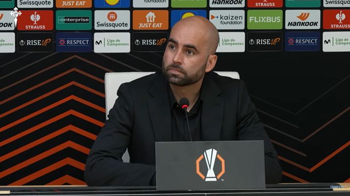 El enrenador del Celta, Claudio Gir�ldez, en la rueda de prensa posterior al partido frente al Friburgo en Bala�dos.