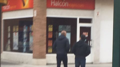 Abelardo y Rubi se dirigen a la cafeter�a Nudos en Viesques