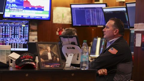 Un br�ker en la bolsa de Nueva York tras el anuncio de Trump de una tregua de dos semanas a los ataques sobre Ir�n.