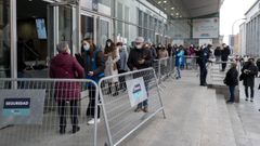 Colas para la vacunaci�n en el Wizink Center de Madrid
