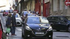 Veh�culos circulando y estacionados en la calle del Sol, en el centro de Ferrol