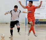 El ferrolano Iago Socastro avanza ante la presi�n de Bellvert. 