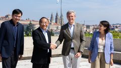 Alfonso Rueda y Mar�a Jes�s Lorenzana, con los responsables de la multinacional SAIC Motor en Santiago. 