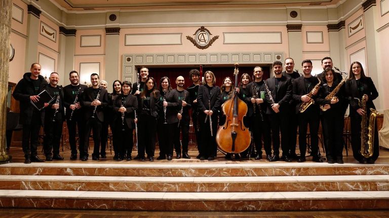 Entre los 24 m�sicos de la formaci�n est� el clarinetista viveirense Carlos Timiraos