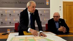 Tom�, de pie, en una foto de archivo de una rueda de prensa