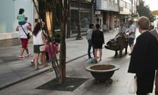 Seg�n el INE en concellos como Lal�n y A Estrada la edad media son 42,5 a�os hombres, y 45,5 mujeres. 