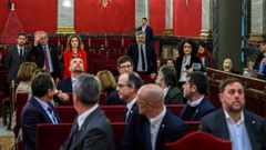 Los l�deres independentistas, excepto Oriol Junqueras y Santi Vila, saludan a Torra antes del inicio del juicio