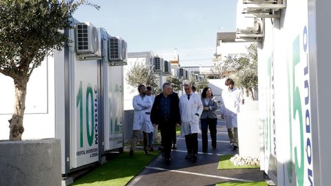 El conselleiro de Sanidade, Antonio Gómez Caamaño, visitó los módulos para médicos de guardia del Chuac acompañado del gerente del área sanitaria, Luis Verde, y de parte del equipo directivo del Hospital de A Coruña.