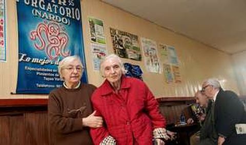 Ramona Vaamonde y su madre llevan m�s de medio siglo detr�s del mostrador de Purgatorio.
