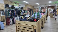 Miguel y Paula son los dos empleados que atienden la primera tienda de RevisTT en Ferrol.