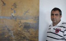 Santamar�a, na confrar�a, ao lado dun cadro que representa o mar no que traballa dende novo. 