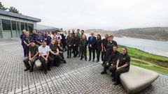 Parte del equipo del Parador de Muxa posa en la entrada del recinto