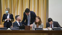 El presidente de la Comisi�n, Felipe Jes�s Sicilia (sentado), conversa con el vicepresidente segundo de la Comisi�n, Carlos Rojas, durante la comisi�n de Justicia, en el Congreso 