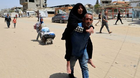 Un hombre lleva a hombros a una mujer en los alrededores de Jan Yunis, al sur de la Franja de Gaza.