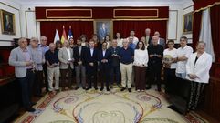 Funcionarios homenajeados por la festividad de Santa Rita en el Concello de Ferrol, junto al alcalde y concejales de la corporaci�n municipal ferrolana.