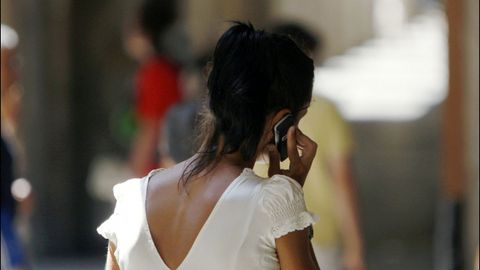 Gente hablando por el m�vil