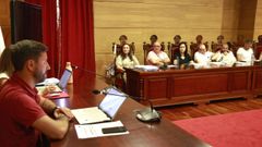 Imagen del pleno de la aprobaci�n de los presupuestos municipales 2026 del Concello de Cambados, con el alcalde, Samuel Lago (PSOE), a la izquierda de la imagen y los concejales del PP en la parte frontal.