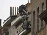 Fuerzas especiales belgas entran por el tejado en un bloque de viviendas en Molenbeek. 