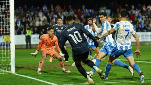 Mbapp�, despu�s de golpear un bal�n que terminar�a superando a Jaime Gonz�lez previo toque de Manuel Farrando.