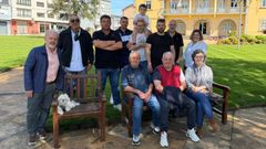 Exalumnos del centro de distintas generaciones, en una imagen reciente tomada en los jardines municipales