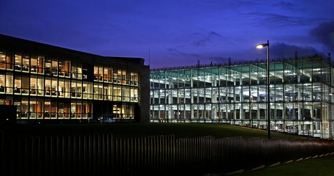 Zara.com, 63.000 metros cuadrados en Arteixo. El edificio, que est en construccin, albergar las infraestructuras necesarias para las producciones audiovisuales que realiza habitualmente la compaa. La direccin de la multinacional asegura que estar dotado con los sistemas ms avanzados de ecoeficiencia, tanto en su construccin como en su posterior gestin de residuos y de energa