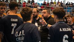Nando Gonzlez, tcnico del OAR, conversa con los jugadores durante un partido reciente en A Corua.
