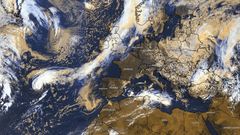 Imagen satelital del cicl�n tropical Gast�n aportando humedad al frente que llega a Galicia este viernes
