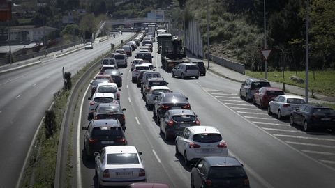 27 de marzo, d�a 13 de confinamiento. �Ad�nde va usted? En el arranque de un nuevo fin de semana las fuerzas de seguridad incrementaron los controles en los principales accesos a las localidades gallegas. En la imagen, uno realizado en una de las salidas de A Coru�a, ciudad donde los datos de tr�fico y transporte p�blico confirmaron que los gallegos segu�an cada vez con m�s firmeza las limitaciones impuestas por la declaraci�n de alarma.