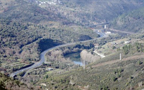 <span lang= es-es >Terrenos de rocas blandas</span>. En la zona de Peites, donde predominan las pizarras, la erosin cre un valle fluvial en el que las pendientes son mucho menos acusadas que aguas abajo. 