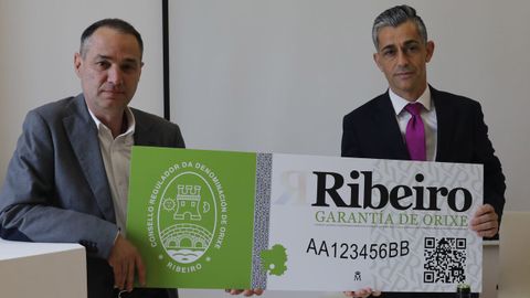 El presidente del Consejo Regulador de O Ribeiro, Juan Manuel Casares, y el jefe de servicio de la Fbrica Nacional de la Moneda y Timbre, Daniel Martn