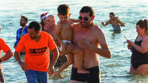 Chapuz�n para despedir el a�o en la playa de Silgar, en Sanxenxo