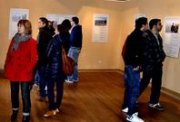 Algunos de los visitantes a la sala de exposiciones del faro durante el domingo por la tarde.