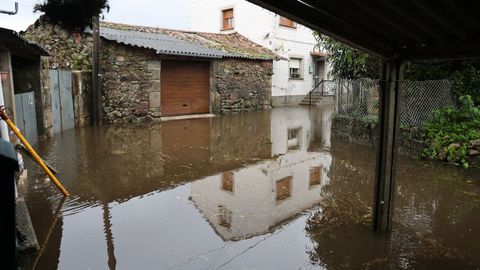 Casas anegadas en Pazos, tras el desbordamiento del ro Sar 