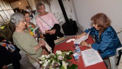 A investigadora Margarita S�nchez Y��ez, asinando libros en San Sadurni�o