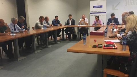 La consejera de Desarrollo Rural y Recursos Naturales, Mar�a Jes�s �lvarez, durante la reuni�n con representantes de las cofrad�as de pescadores en la Feria del Campo y de las Industrias Agr�cola, Ganadera, Forestal y Pesquera