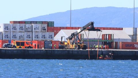 Muelle en el puerto de Vilagarc�a en el que un camion se precipit� al mar creen las autoridades que con el conductor dentro