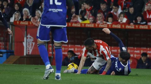 Derbi asturiano entre el Real Sporting de Gijon y el Real Oviedo en El Molin�n