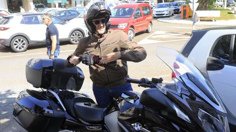 Alfonso Rueda lleg a Sigeiro, en el concello de Oroso, conduciendo su moto