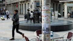 Muchas farolas de la ciudad tienen carteles pegados para ofrecer alg�n servicio