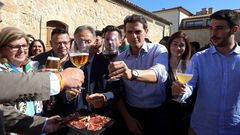 Albert Rivera, este jueves, degusta jamn con militantes y simpatizantes de Ciudadanos en Salamanca