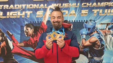 Raúl López posa junto a las tres medallas conseguidas en Grecia