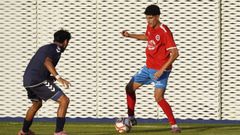 Mauro, de la UD Ourense, manteniendo el control del bal�n ante un jugador del Chaves