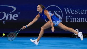 Aryna Sabalenka golpeando una bola durante el partido ante la checa Sara Bejlek