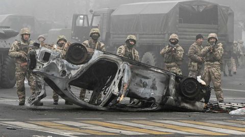 Tropas kazajas con fusiles de asalto en Almaty