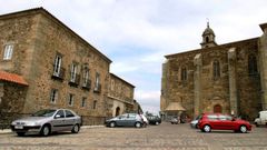 El palacio condal, a la izquierda, forma parte de las instalaciones del parador