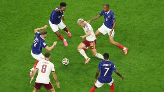 Dani Olmo, ante Demb&eacute;le, Barcola, Tchouameni y Rabiot, en la semifinal ante Francia.
