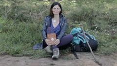 Ant�a S�nchez, artista, en una parada en el Camino de Santiago con el cuaderno The Camino Journal

