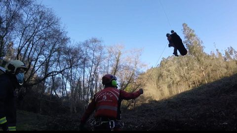 Un momento del rescate de la senderista en Villaviciosa