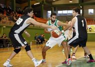 El carball�s Sergio Tom� -m�ximo anotador del partido- entre los rivales Freire y Marino. 